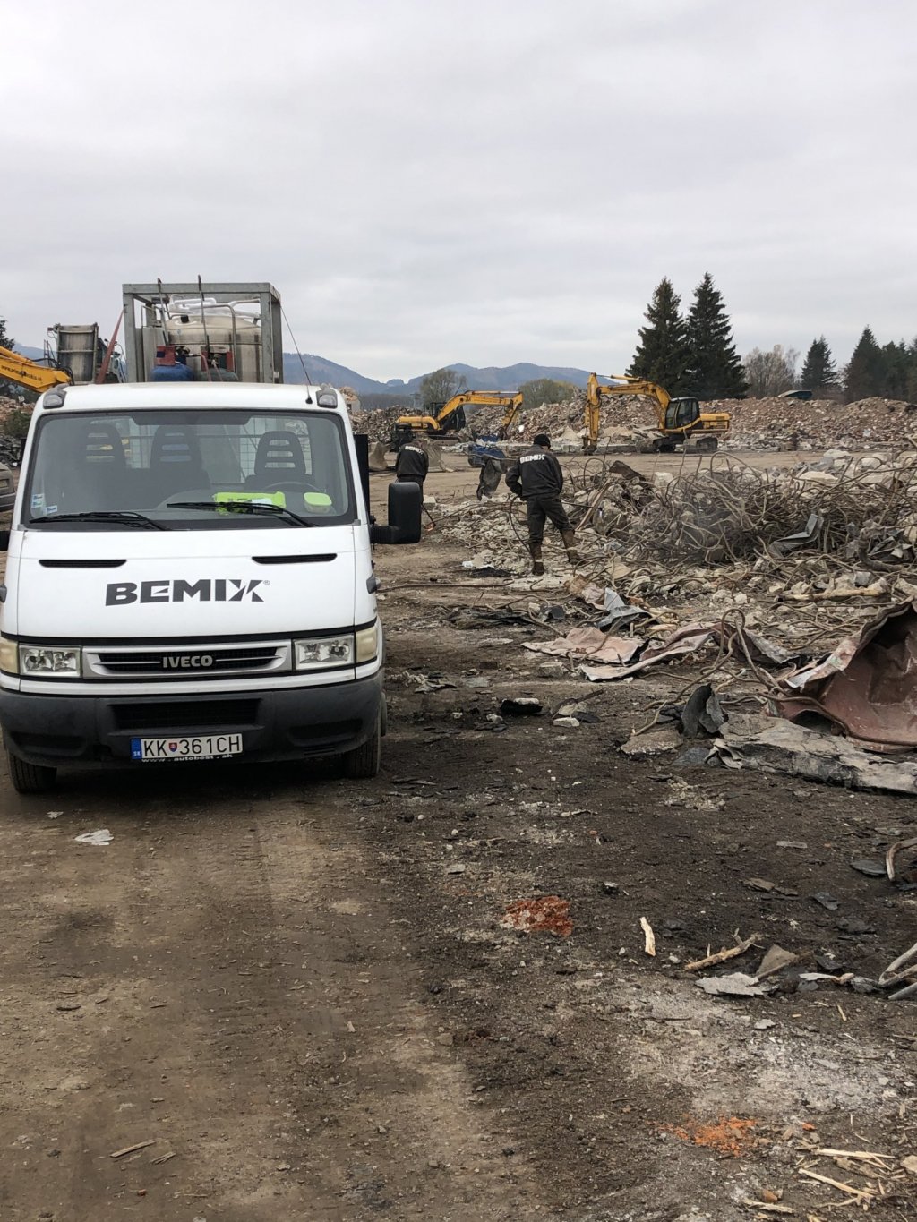Paličské prace pri búraní kasárni v Poprade