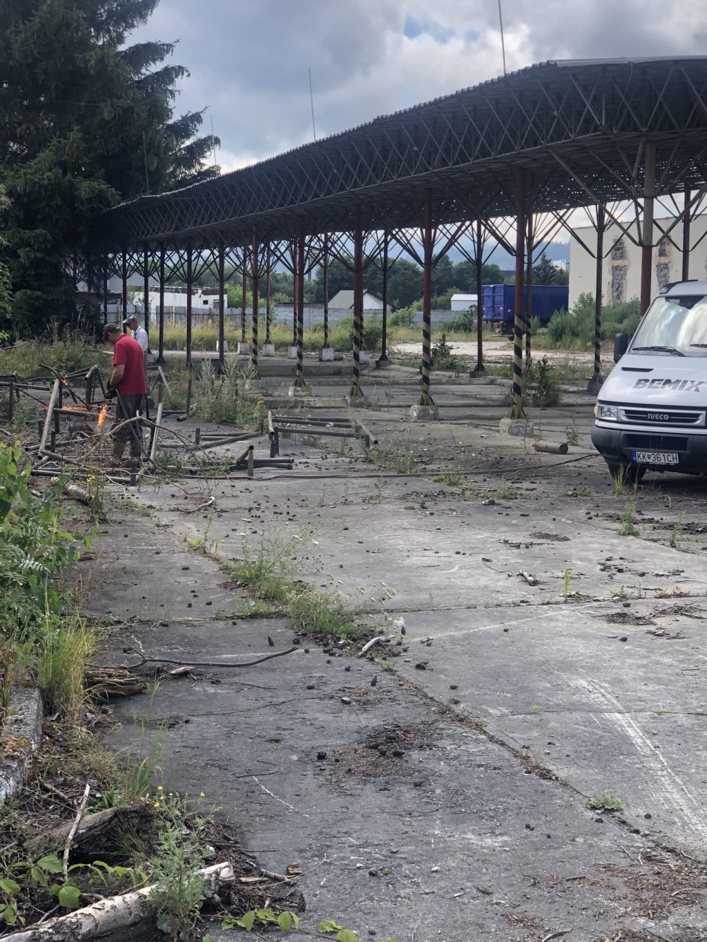 Paličské prace pri búraní kasárni v Poprade